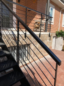 barandilla-escalera-metalica-exterior-patio-vivienda