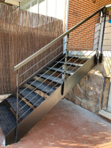 barandillayescalera-metalica-exterior-patio-vivienda