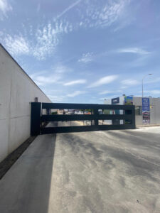 porton-acceso-parking-industrial